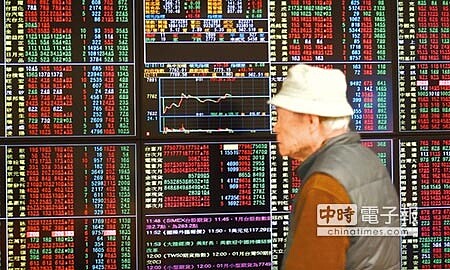 震盪收紅台股18日展現利空出盡走勢,指數開低創下7627低點後一路震盪拉升,包括台積電、聯發科、大型金控等扮演多頭反攻要角,終場收在7811.18點,上漲49.17點。圖為投資人在號子內看盤。(陳信翰攝)