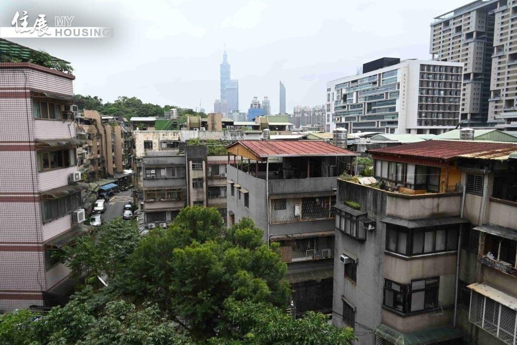 台北市編列900萬元預算,針對2003年以前領得使用執照的社區提供修繕補助,鼓勵老舊社區成立管理組織、改善公共設施。