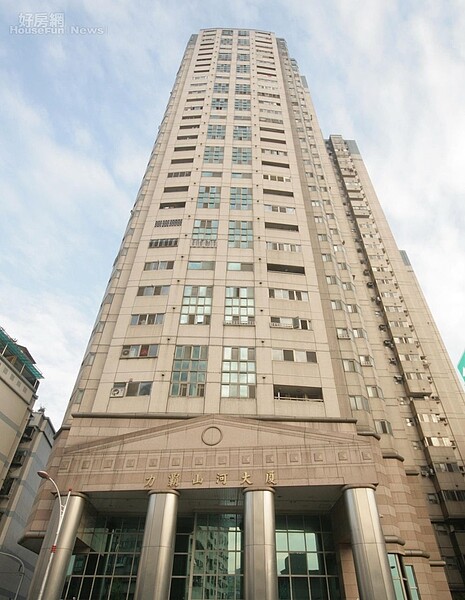 4.「力霸山河」樓高33層，為永和區相當知名社區大樓。
