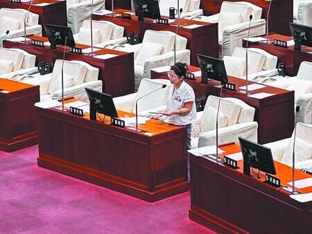 台北市萬華區東園社會住宅改建案於民國112年定案,至今仍停留在勞務招標與設計階段,議員郭昭巖18日質疑,社宅用地為市府所有,改建速度實在太慢。(孫敬攝)