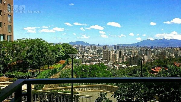 7.中和圓通路山區有不少大型社區，擁有相當棒的景觀視野。
