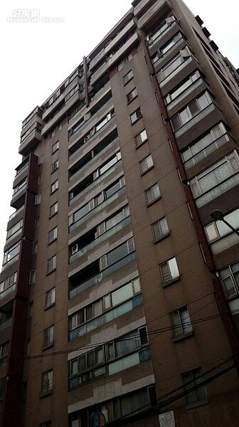 1.「寶成世紀皇家」位在新北市中和區，是連勝街知名度頗高的社區大樓。