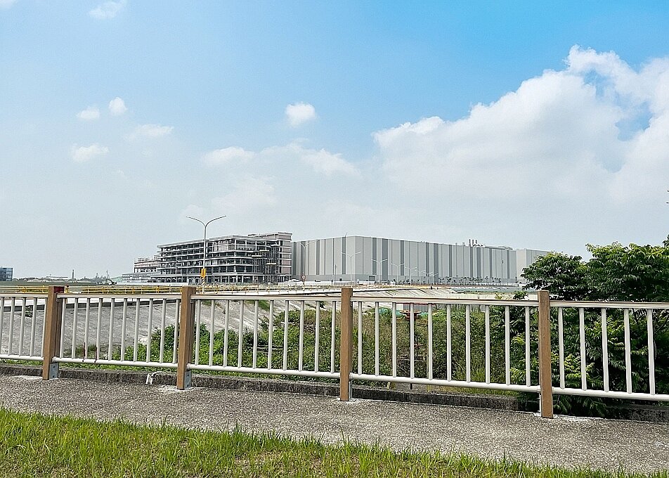 台積電在嘉科一期興建的2座CoWoS先進封裝廠,目前已接近完工。圖/國產建材實業提供