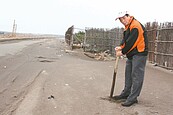 風吹砂堵車道　漁民盼清理