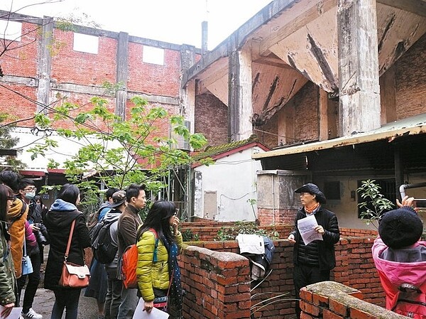 交通大學應用藝術研究所和攝影社師生昨天參訪大煙囪,聆聽當年的故事,從中認識到二戰的歷史軌跡。 記者郭政芬/攝影