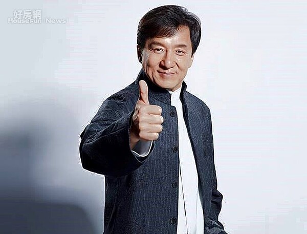 成龍照片(截取自成龍Facebook粉絲頁)