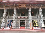 明倫三聖宮新門神…3米高變形金剛