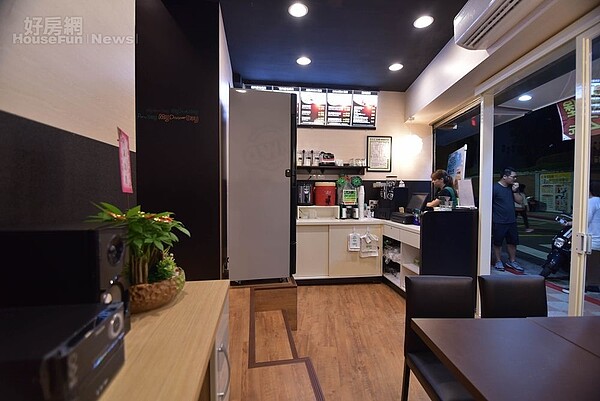 3. 因為店內空間僅13坪,門面才決定採開放式設計,使小店面看起來也有寬闊感。