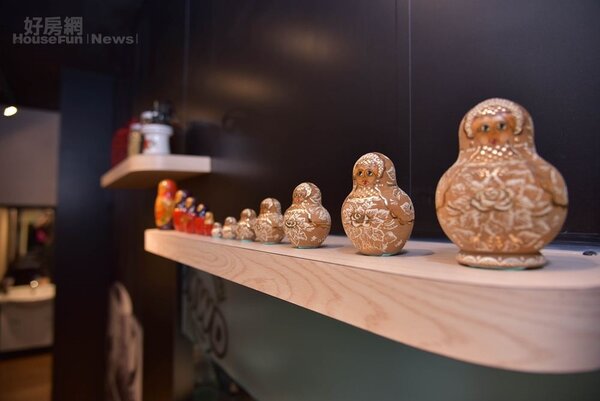 6.	廊道層板架上可見到可愛的俄羅斯娃娃，以及具有特色的瓶瓶罐罐。
