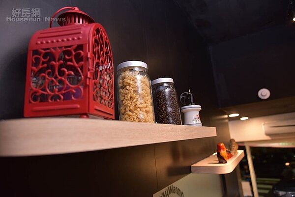 6. 廊道層板架上可見到可愛的俄羅斯娃娃,以及具有特色的瓶瓶罐罐。