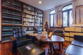 一進入林語堂故居的書房，就會被一整牆書櫃給震撼到。裡面的藏書至今從未改變。