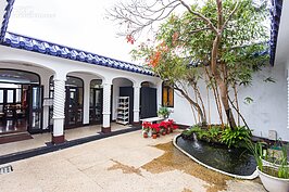 既然是中西混搭的建築，有個中庭還有池塘也就不足為奇。只可惜今年是暖冬，沒辦法看到楓香全紅的樣子。