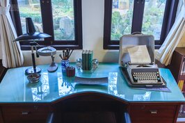 林語堂先生生前一筆一字的創作，就在這張半月型書桌上完成。