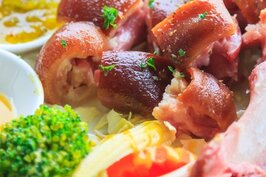 德國豬腳是林語堂先生生前最愛的美食之一。東吳大學接手營運後，透過留存下來的食譜，重現於世。