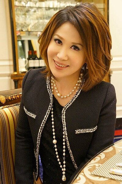 陳斐娟是許多小資族心中的投資女王,卻因交通事故登上媒體版面。(翻攝自陳斐娟Facebook)