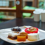 蔣氏王朝隨著時光的流逝已經逐漸遠去，蔣家也褪去了神秘的面紗展現在世人面前。在草山行館中可以一窺蔣氏夫妻退守臺灣的生活，也可品嚐到道地的蔣家私房菜。