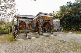 草山行館原為台灣製糖株式會社的招待所，裕仁天皇則在此短暫停留。日本戰敗後由國民政府接收成為蔣氏伉儷在台第一個居住所（當時尚未復行視事）。而後隨著士林官邸完工後蔣氏夫妻搬走，然後改為避暑行館使用。於2007年時因失火而焚毀，並於2011年重建。