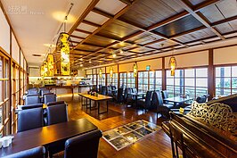 現為提供午茶餐飲的「飲和堂」，是當年蔣公夫婦接待外賓來訪時的起居室。