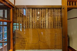 喜歡看住宅改造王電視節目的人一定不陌生，傳統日式建築為了吸溼保溫，在牆壁的建造上會利用竹片與麻繩加上泥土所結合而成的壁面，稱之為「小舞壁」。