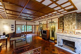 陽明山冬天濕冷，因此在草山行館的大客廳中設計了壁爐已驅寒濕。在此客廳中也展示了蔣中正先生當年所穿的衣服以及生活用品。