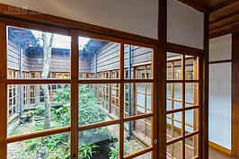 較為大型的日式建築，大都在內部設有天井，種植花草與假山水用為觀賞用。這裡也成為許多新人拍攝婚紗照取景之處。