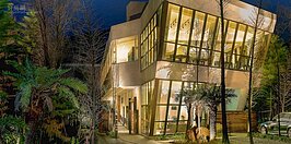 位於金山蜿蜒山路裡面的出霧溫泉，前身為溫泉會館，在新的經營團隊接手後去年五月重新開幕，成為溫泉愛好者趨之若鶩的
新知名泡湯點。