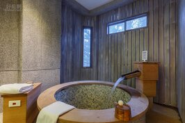 河谷風呂套房一泊兩食定價一萬四千元，雖然價格高昂，卻是所有房型中最受觀光客歡迎，因為除了室內檜木泡澡池外，還有一個隱密的半露天溫泉池。