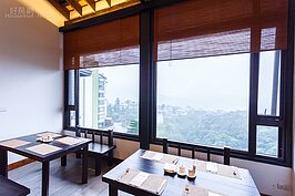 位於制高點的草山食堂小包廂，可以俯瞰金山美麗的山海景，是最多人選擇的座位區。