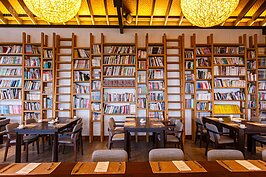 草山食堂中最醒目的莫過於一整面牆面的書櫃，上面的書可不只是裝飾而已，而是真的可以拿下來閱讀。