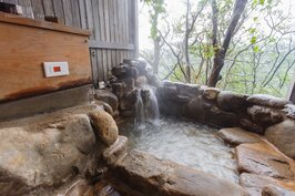 不用羨慕日本那種露天溫泉，在出霧溫泉就可享受到。