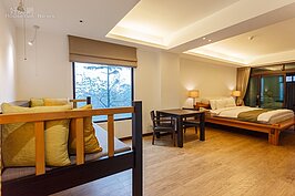 河谷風呂套房除了King Size的雙人床外，還有一組離地約60公分的榻，可讓人在此半躺著喝茶看書發呆冥想。