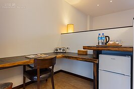 松霧套房還有一個L形狀的原木書桌。