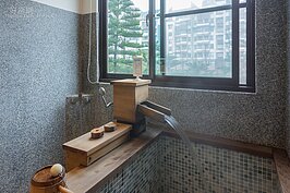 松霧套房的湯屋一景。建議泡湯的時候還是把窗簾降下來，要不然對面的溫泉社區可是會一覽無遺。