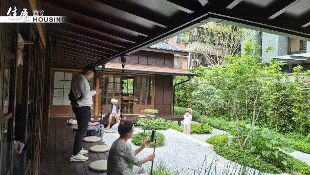 開幕當天一早，就有民眾迫不及待前來踩點。圖／朱福山