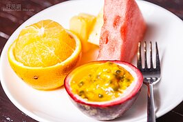 下午茶的水果會依照時令有所不同，不過每一顆水果都是主廚精挑細選保證營養。