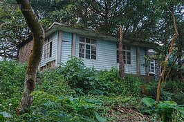 已經逐漸傾頹的隨扈房。