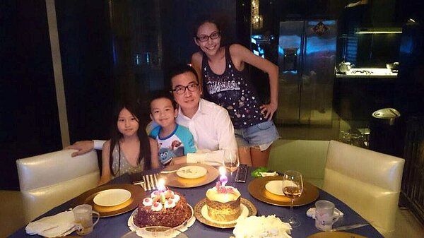 王世均被洪曉蕾爆另有私生女,傳經濟狀況欠佳的他被媒體發現近日在電視台推銷年菜。(翻攝自王世均臉書)