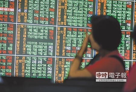 
亞股拖累在亞股拖累下，台股持續重挫，昨日失守7700點關卡。（本報資料照片）
 