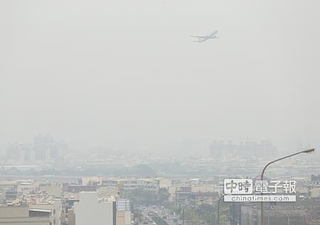 
環保署空氣品質監測網20日監測，高雄大寮和屏東測站上午出現PM2.5細懸浮微粒濃度達紫爆等級。圖為小港大坪頂遠眺市區天空籠罩在灰濛陰霾。（王錦河攝）
 