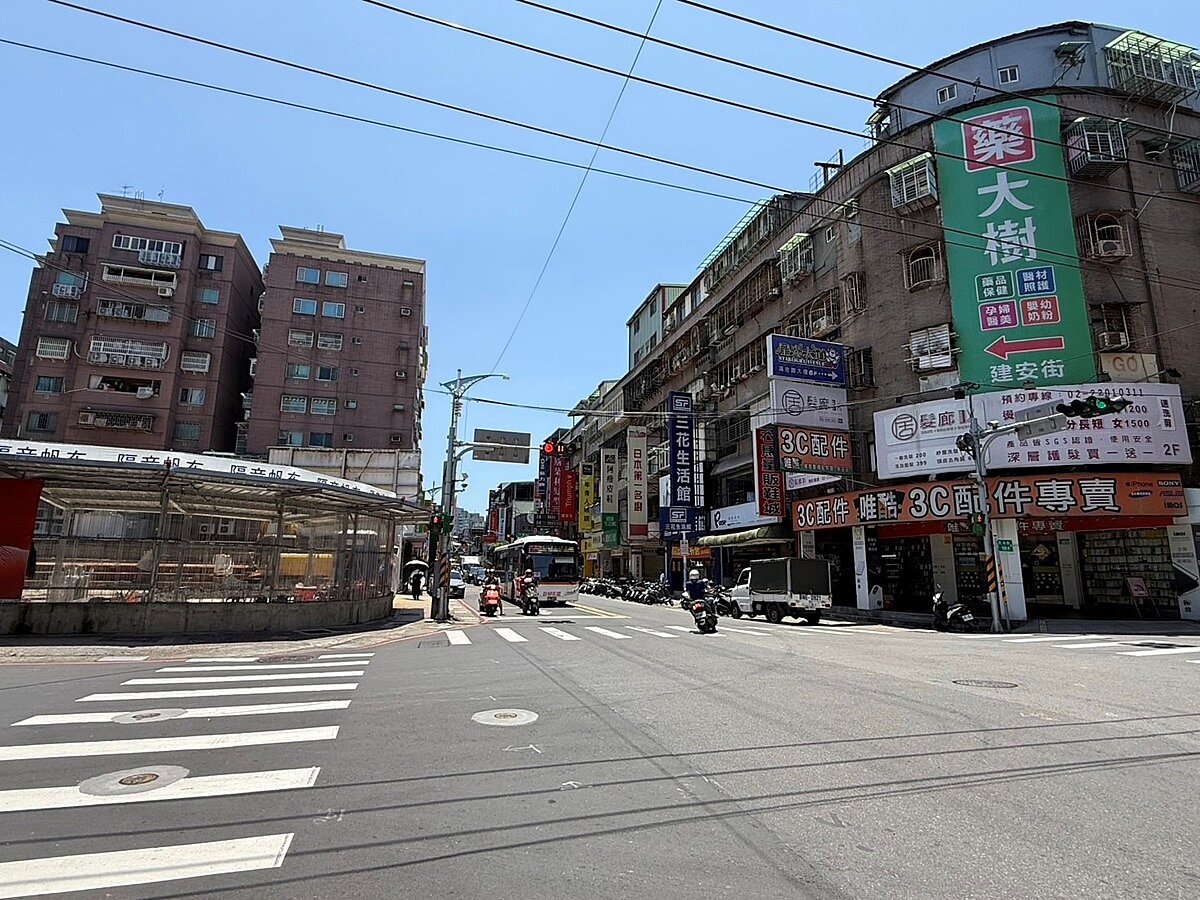 新北市下新莊的丹鳳、迴龍生活圈及民安路鴻金寶商圈,是房市需求極穩定區塊。圖/好房網News記者林和謙/攝