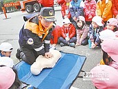 防火宣導遊行 小朋友搭雲梯車、學CPR