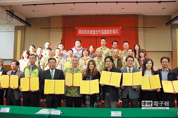 7縣民宿協會昨日締結姐妹會,邀請高雄市觀光協會理事長黃金祥(第一排左三)、屏東縣民宿協會理事長林榮欽(左四)、屏東縣政府觀光傳播處長鄞鳳蘭(左五)等人參加。圖/業者提供