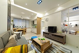 為了讓客廳電視壁面不至於太過單調，也不會造成視線壓迫感。設計師把另一房作為書房，並且把靠近電視壁面的牆面打掉改為透明玻璃，可增加室內的空間穿透感。