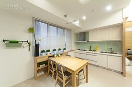 現在主流大都是廚房結合餐廳，且廚房採開放式設計，呼應現代人少油的輕食潮流。為了讓餐廳不至於有太大的壓迫感，設計師不用吊燈，而是將原本用於書桌的夾式檯燈改為壁掛式，多了點活潑感覺。
另外在餐桌部分，設計師採用木工現場直接製作的方式，做出結合小型收納櫃與四人餐桌，然後擺放一些小盆栽，增加室內的綠意。
但是這裡的廚房還是有缺點，就是冰箱不知道要放在哪裡。