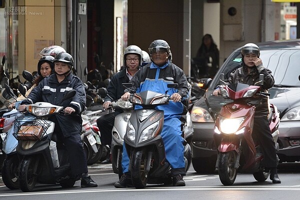 8年來最有感的漲價是? 網哀一片提「它」:薪水完全跟不上漲幅 冬天人潮示意圖。(好房網News記者陳韋帆/攝影)