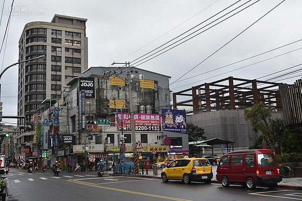 領固定薪水的上班族，面對央行降息等措施無感。（好房網News記者陳韋帆／攝影）