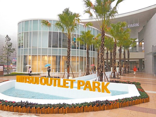 27日開幕 林口三井OUTLET商城27日開幕,昨天起試營運,內部雖仍在趕工裝修設櫃,但已有不少人前往。 記者林昭彰/攝影