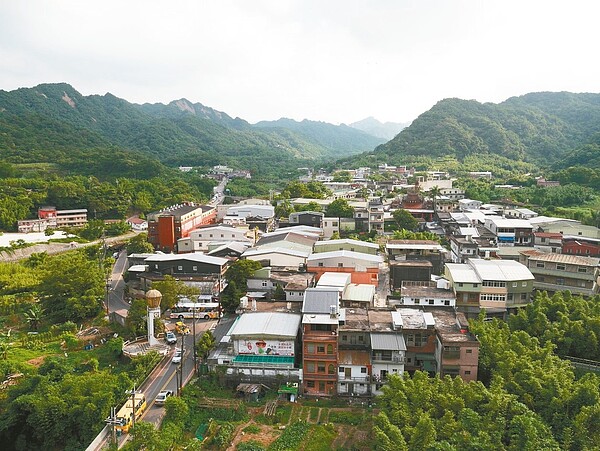 台二線濱海公路沿線有山有海，風景優美。基福公路最後一哩路去年底完工，沿線山城美景，讓人捨不得移開視線。 記者吳淑君／攝影