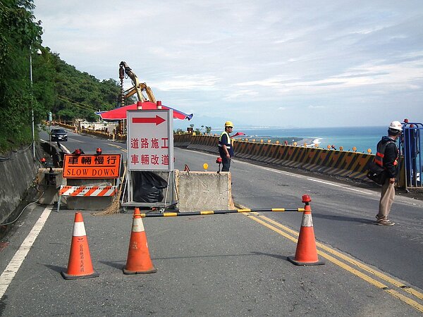 因應交通不打結，春節9天連假，南迴公路拓寬工程全面停工，管制路段恢復雙向通行。 記者尤聰光／攝影