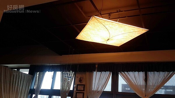 6. 天花板為輕鋼架,原本想玩裝置藝術,但礙於體力因素,只發揮部分巧思。